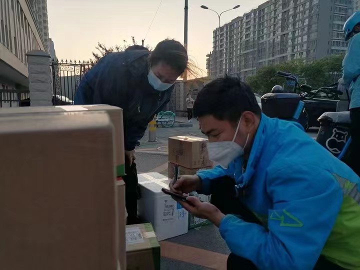 北京封控区里的夫妻快递员3天送了3000多斤米面粮油